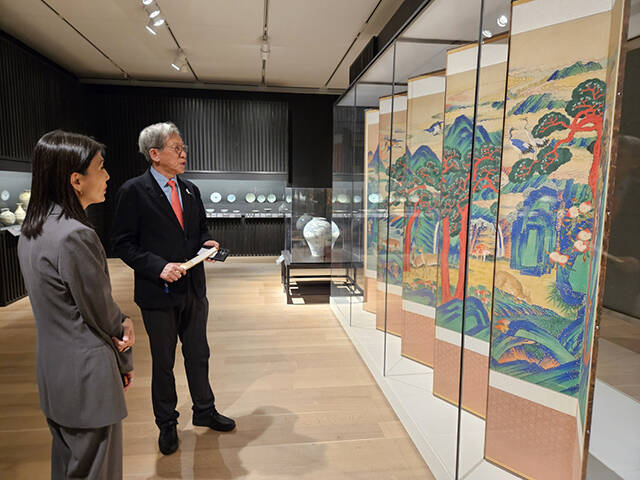 시카고박물관에서 유홍준 국립중앙박물관장(왼쪽 두 번째)과 지연수 큐레이터가 '십장생도'를 관람하고 있다. /국립중앙박물관