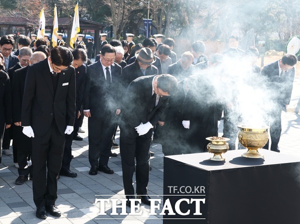 김민석 국무총리와 권오을 국가보훈부 장관, 이장우 대전시장이 8일 제66주년 3·8민주의거 기념식에 앞서 둔지미공원에 있는 3·8민주의거 기념탑을 찾아 참배했다. /대전시