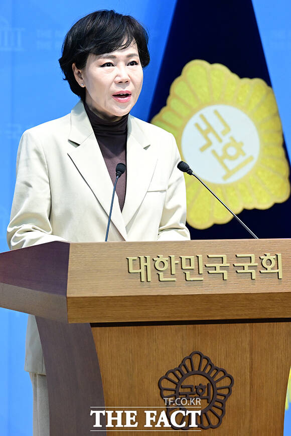 서울시장 선거에 출사표를 던진 전현희 더불어민주당 의원이 8일 오전 서울 여의도 국회 소통관에서 기자회견을 열고 3·8 세계 여성의 날 기념 여성 정책 발표를 하고 있다. /국회=남윤호 기자