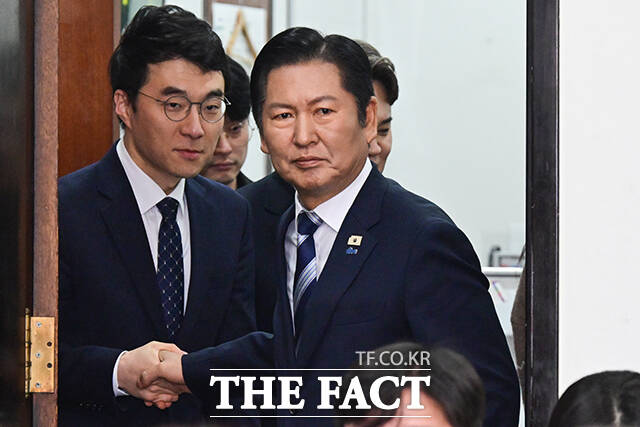 정청래 더불어민주당 대표(가운데)가 8일 오전 서울 여의도 국회에서 취임 후 두 번째 기자회견에 나서며 김남국 대변인과 악수하고 있다. /국회=남윤호 기자