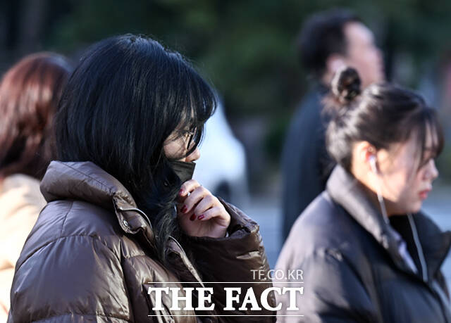 월요일인 9일에는 영하권 추위가 이어지며 일부 지역에는 눈이가 비가 내릴 전망이다. /이새롬 기자