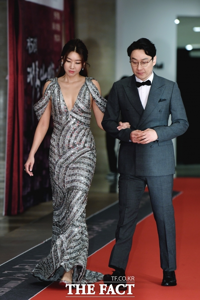 비난은 쉬운 감정이지만, 용서는 생각보다 많은 용기를 요구한다. 사진은 이휘재가 2020년 6월 모델 한혜진(왼쪽)과 그랜드 워커힐 서울 호텔에서 열린 제56회 대종상 영화제에 참석해 레드카펫을 밟고 있다. /더팩트 DB