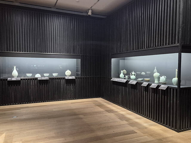전시된 청자와 백자. /국립중앙박물관