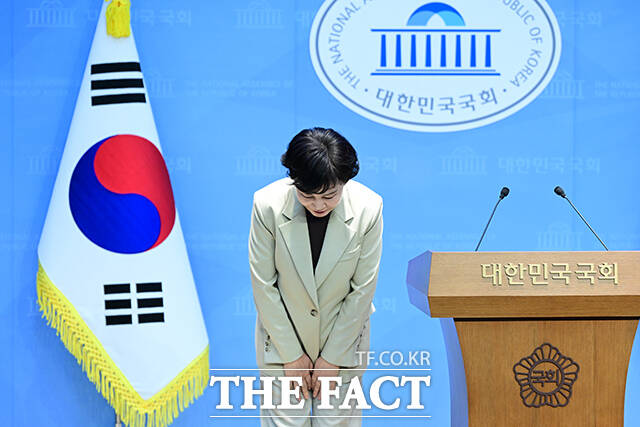 서울시장 선거에 출사표를 던진 전현희 더불어민주당 의원이 8일 오전 서울 여의도 국회 소통관에서 기자회견을 열고 3·8 세계 여성의 날 기념 여성 정책 발표를 하고 있다. /국회=남윤호 기자