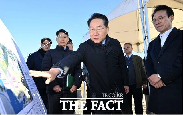 유정복 인천시장(가운데)이 지난해 11월 21일 수도권매립지에서 김민석 국무총리(오른쪽)에게 매립 현황과 2매립장 사용 종료에 따른 활용 방안 등을 설명하는 모습. /인천시