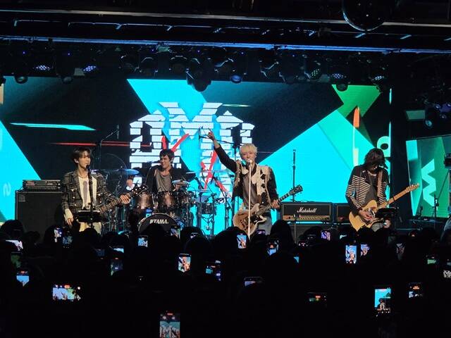 밴드 AxMxP가 7일 오후 서울 마포구 라이브 클럽 롤링홀에서 단독 공연을 펼쳤다. FNC엔터테인먼트에서 지난해 9월 데뷔한 AxMxP는 특색 있는 음악으로 인기를 얻고 있다./롤링홀