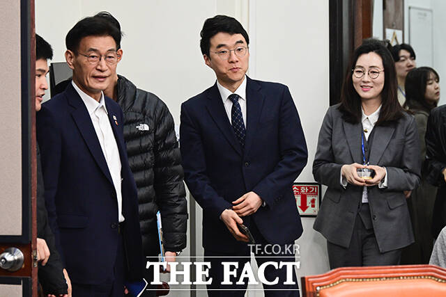 김남국 대변인(가운데)이 이날 정청래 대표의 기자회견에 앞서 회의실을 둘러보고 있다.