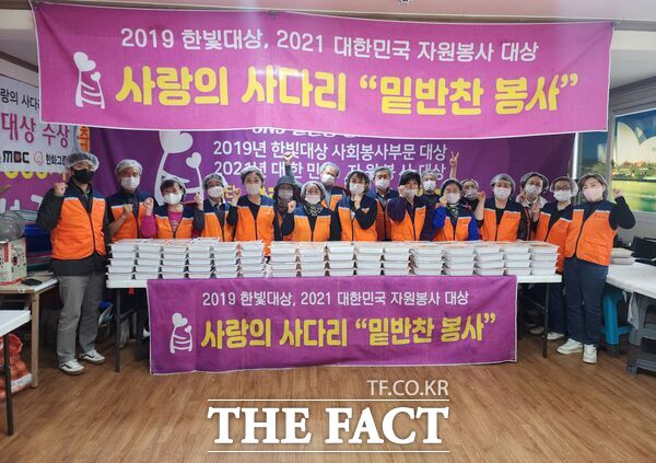 지방자치단체의 보조금 지원없이 대전시 소외계층을 위해 10년째 다양한 봉사를 실천하고 있는 사단법인 사랑의 사다리가 6일 대덕구 중리동에 위치한 사무실에서 대덕구 소외계층 80가정에 밑반찬을 만들어 전달했다. /사랑의 사다리