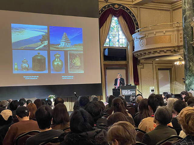 유홍준 국립중앙박물관장이 지난 5일 시카고예술대에서 강연하고 있다. /국립중앙박물관