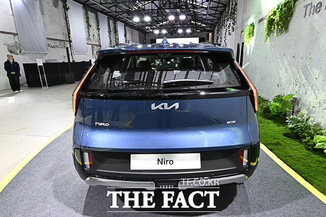 '더 뉴 니로'의 전조등이 켜져 있다.