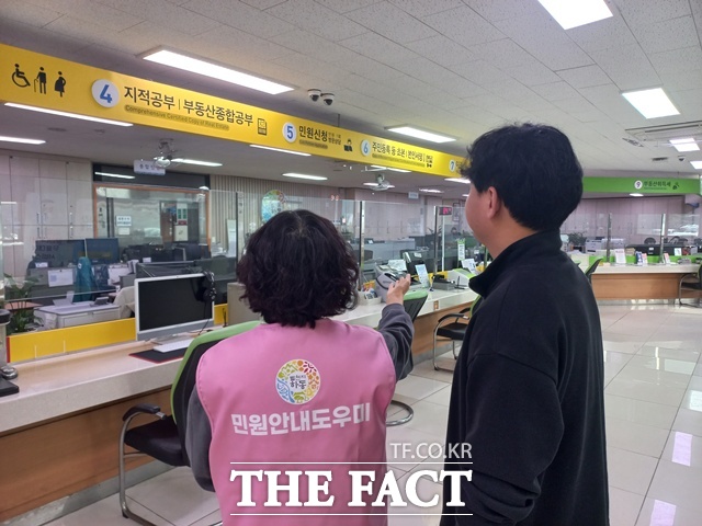 하동군이 올해부터 민원안내도우미 제도를 운영한다. /하동군