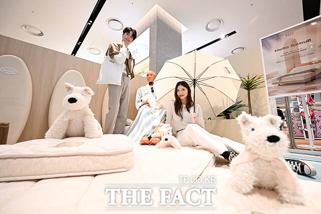 시몬스의 프리미엄 비건 매트리스 N32가 9일 오후 서울 영등포구 더현대 서울에서 팝업스토어를 선보인 가운데 모델들이 제품을 체험하고 있다. /서예원 기자