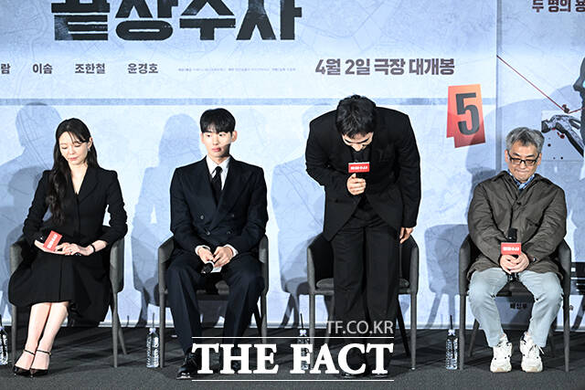 배우 배성우가 9일 오전 서울 용산구 CGV 용산아이파크몰에서 열린 영화 ‘끝장수사’ 제작보고회에 참석해 인사말을 하고 있다. /서예원 기자