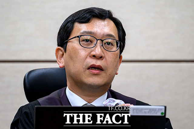 이진관 부장판사가 지난해 9월 서울 서초구 서울중앙지법에서 열린 한덕수 전 국무총리 내란 우두머리 방조 및 위증 등 혐의 사건 첫 공판을 심리하고 있다. /사진공동취재단