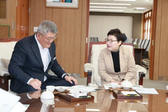 임이자 의원이 경북도지사 출마 선언 후 첫 공식 행보로 김학동 예천군수와 면담을 갖고 지역의 주요 현안을 심도 있게 논의했다. /임이자 의원실
