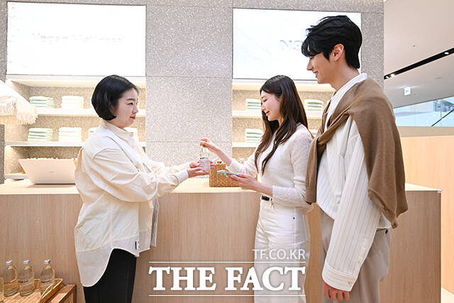 시몬스의 프리미엄 비건 매트리스 N32가 9일 오후 서울 영등포구 더현대 서울에서 팝업스토어를 선보인 가운데 모델들이 제품을 체험하고 있다. /서예원 기자