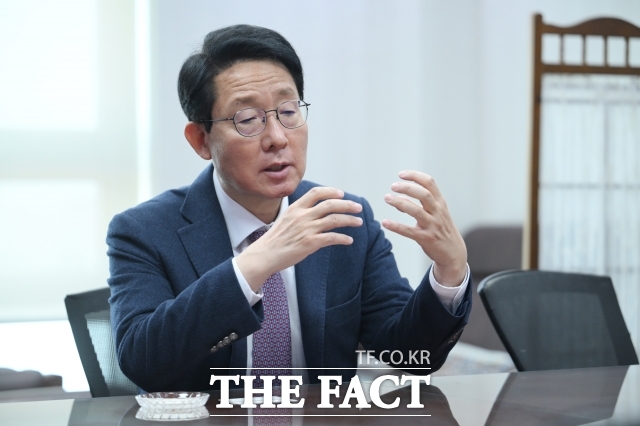 가상자산 거래소의 대주주 지분을 20%로 제한하는 규정을 둘러싼 논란이 정치권과 업계 전반으로 확산하고 있는 가운데, 김상훈 국민의힘 의원이 9일 오전 서울 여의도 국회의원회관 의원실에서 <더팩트>와 인터뷰를 하고 있다. /국회=박헌우 기자