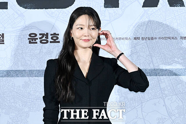 배우 윤경호와 조한철, 이솜, 정가람, 배성우(왼쪽부터)가 9일 오전 서울 용산구 CGV 용산아이파크몰에서 열린 영화 ‘끝장수사’ 제작보고회에 참석해 포즈를 취하고 있다. /서예원 기자