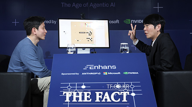 이세돌 9단이 9일 오후 서울 종로구 포시즌스호텔에서 열린 인핸스 뉴 에라 비긴스 행사에 참석해 이승현 인핸스 대표와 대화를 나누고 있다. /송호영 기자