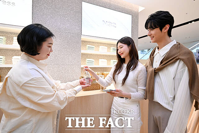 시몬스의 프리미엄 비건 매트리스 N32가 9일 오후 서울 영등포구 더현대 서울에서 팝업스토어를 선보인 가운데 모델들이 제품을 체험하고 있다. /서예원 기자