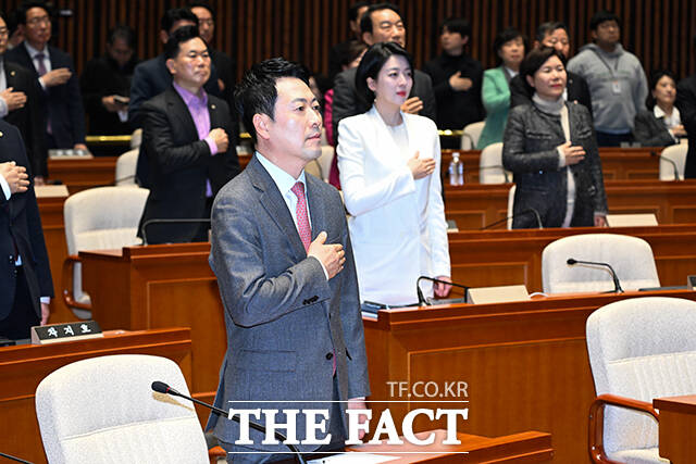 장동혁 국민의힘 대표가 9일 오후 서울 여의도 국회에서 열린 국민의힘 긴급 의원총회에 참석해 생각에 잠겨 있다. /박헌우 기자