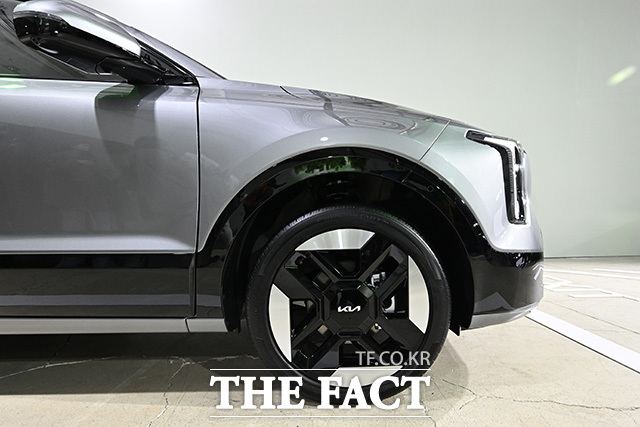 '더 뉴 니로'의 전조등이 켜져 있다.