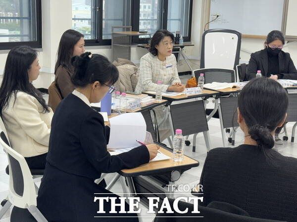 대전시교육청이 지난달 27일 대전교육연수원 분원에서 2026학년도 신규(임용 예정) 영양교사 연수를 실시한 가운데 2부 순서로 성장동행 토크콘서트를 진행하고 있다. /정예준 기자