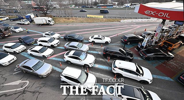 중동사태의 영향으로 국내 휘발유와 경유 가격이 상승을 이루고 있는 가운데 9일 오전 서울 서초구 만남의광장 주유소가 주유하는 차들로 붐비고 있다. /김성렬 기자