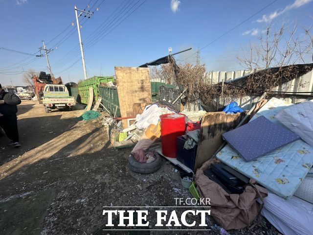 국가하천 내 물건 적치 현장. /시흥시