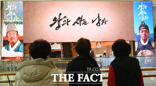 단종의 이야기를 담은 영화 '왕과 사는 남자'가 누적 관객 수 1100만 명을 넘긴 가운데 9일 송파구의 한 영화관에는 영화 관람을 위한 관객들의 발걸음이 이어지고 있다. /박상민 기자