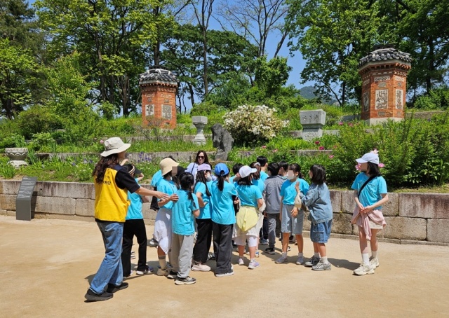 서울 관악구가 학부모 11명을 추가 위촉해 학부모 안전지원단을 35명으로 확대하고, 학교 현장체험학습과 청소년 행사 등에 배치해 학생 안전 관리를 지원한다. /관악구