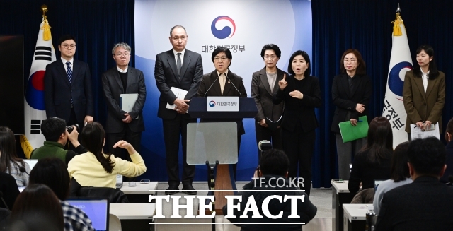 9일 정치권에 따르면 의료사고 피해구제 및 의료분쟁 조정법 개정안들은 의료사고 중대 과실을 의료사고심의위원회 심의 대상 여부, 검사 공소제기 불가 특례 적용 여부, 형의 임의적 감면 특례 적용 여부 기준으로 삼고 있다. 필수의료행위 관련 의료사고가 발생해도 중대 과실이 아니고 보험 등을 통해 손해배생했다면 검사가 공소 제기할 수 없도록 해 피해자의 형사 고소, 경찰 수사, 검찰 기소, 법원 재판을 제한한다. 정은경 보건복지부 장관이 지난 2월 10일 오후 서울 종로구 정부서울청사에서 2027학년도 이후 의사인력 양성규모 관련 브리핑을 하는 모습. /임영무 기자