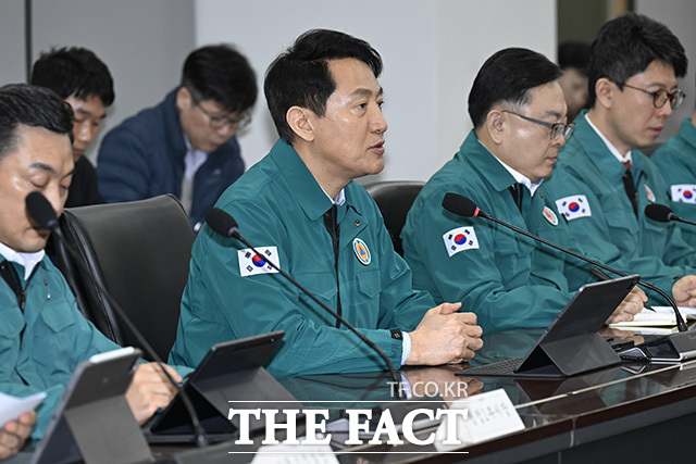 오 시장이 BTS 콘서트 기간 안전 대책 수립을 지시하고 있다.