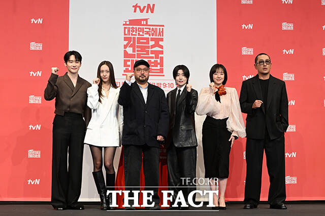 배우 김준한과 정수정, 임필성 감독, 심은경, 임수정, 하정우(왼쪽부터)가 9일 오후 서울 구로구 더 링크 서울에서 열린 tvN 새 토일드라마 대한민국에서 건물주 되는 법 제작발표회에 참석해 포즈를 취하고 있다. /김성렬 기자