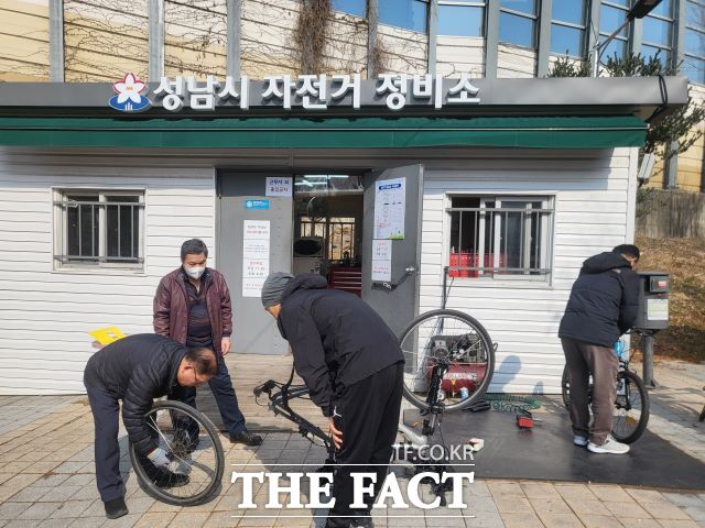 분당구 야탑동 만나교회 뒤 탄천 공터에 마련된 성남시 자전거 정비소에서 자전거가 정비되고 있는 모습 /성남시