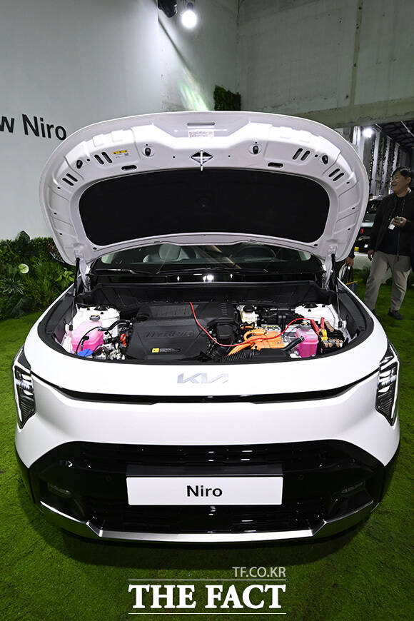 '더 뉴 니로'의 전조등이 켜져 있다.