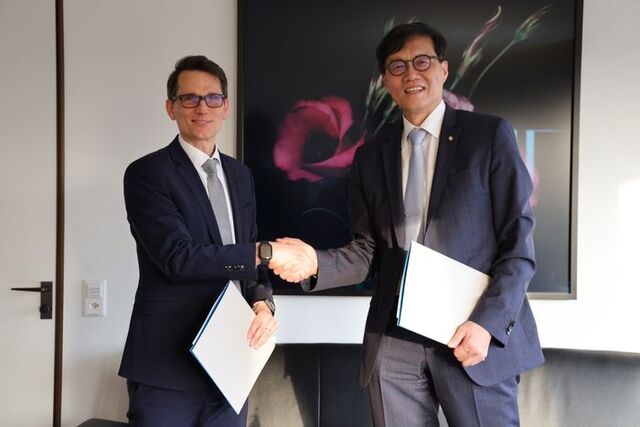 이창용(오른쪽) 한국은행 총재와 마틴 슐레겔 스위스중앙은행 총재가 스위스 바젤 BIS 본부에서 통화스왑 계약을 갱신하고 기념촬영을 하고 있다. /한국은행