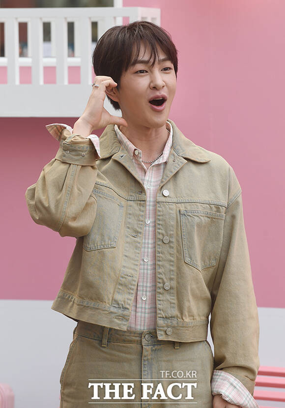 그룹 샤이니의 온유가 9일 오전 서울 성동구 영화 104에서 열린 미니 5집 'TOUGH LOVE' 발매 기념 팝업 스토어 포토콜 행사에 참석해 포즈를 취하고 있다. /박상민 기자