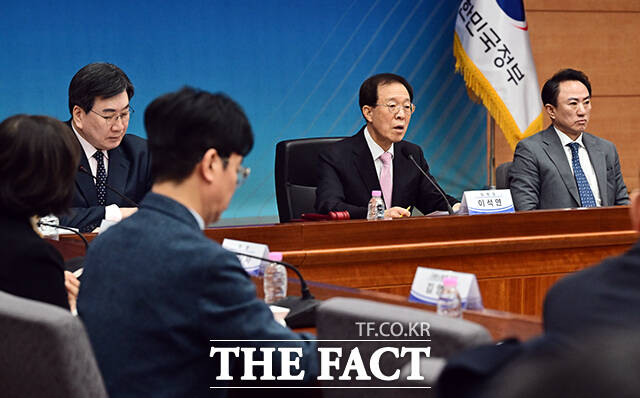 이석연 국민통합위원장이 9일 오전 서울 종로구 정부서울청사 별관에서 열린 20차 전체회의에 참석해 인사말을 하고 있다. /임영무 기자