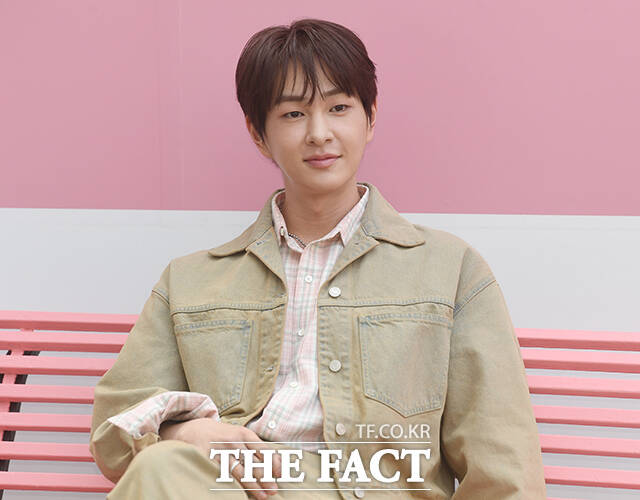 그룹 샤이니의 온유가 9일 오전 서울 성동구 영화 104에서 열린 미니 5집 'TOUGH LOVE' 발매 기념 팝업 스토어 포토콜 행사에 참석해 포즈를 취하고 있다. /박상민 기자