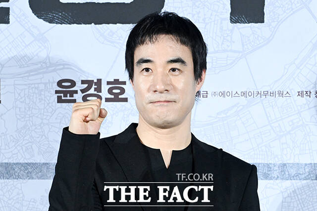 배우 윤경호와 조한철, 이솜, 정가람, 배성우(왼쪽부터)가 9일 오전 서울 용산구 CGV 용산아이파크몰에서 열린 영화 ‘끝장수사’ 제작보고회에 참석해 포즈를 취하고 있다. /서예원 기자