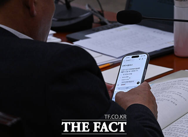 박성민 산자위 야당 간사가 9일 오후 서울 여의도 국회에서 열린 산업통상자원중소벤처기업위원회 전체회의에 참석해 챗GPT를 사용하고 있다. /국회=박헌우 기자