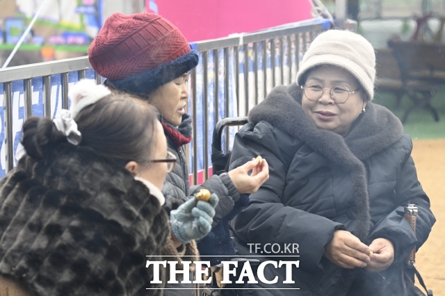 사보건복지부는 ‘장애인정보 민간개방 1호 서비스’ 개통으로 10일부터 장애인이 온라인으로 에버랜드 이용권 할인 예매가 가능해진다고 9일 밝혔다. 진은 지난 1월 12일 노원구가 2026 노원 눈썰매장 장애인 가족 초청행사를 서울 노원구 서울과학기술대학교 종합운동장에서 개최한 가운데, 참자가자들이 군밤을 나눠 먹는 모습. /송호영 기자