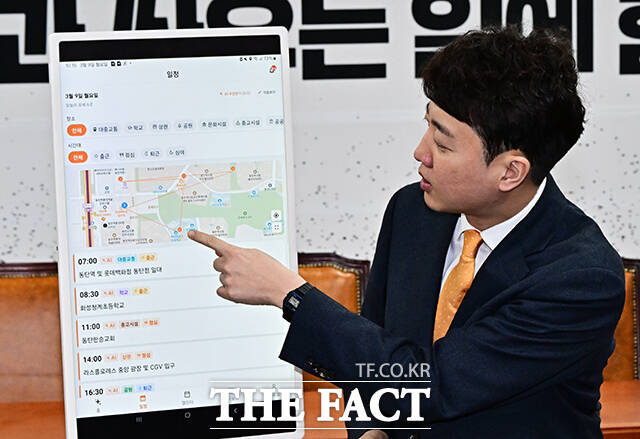 이준석 개혁신당 대표가 9일 오전 서울 여의도 국회에서 ‘AI 선거 사무장' 애플리케이션 시연을 하고 있다. /국회=배정한 기자