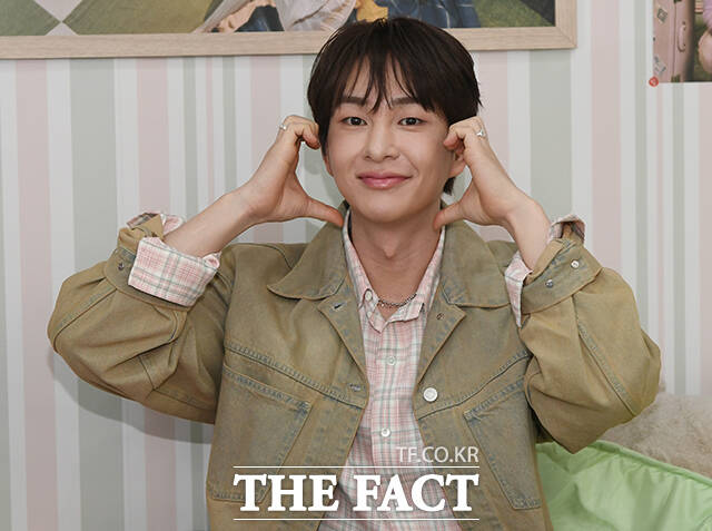 그룹 샤이니의 온유가 9일 오전 서울 성동구 영화 104에서 열린 미니 5집 'TOUGH LOVE' 발매 기념 팝업 스토어 포토콜 행사에 참석해 포즈를 취하고 있다. /박상민 기자