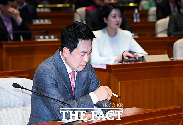 장동혁 국민의힘 대표가 9일 오후 서울 여의도 국회에서 열린 국민의힘 긴급 의원총회에 참석해 생각에 잠겨 있다. /박헌우 기자