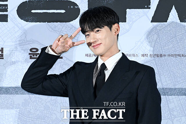 배우 윤경호와 조한철, 이솜, 정가람, 배성우(왼쪽부터)가 9일 오전 서울 용산구 CGV 용산아이파크몰에서 열린 영화 ‘끝장수사’ 제작보고회에 참석해 포즈를 취하고 있다. /서예원 기자