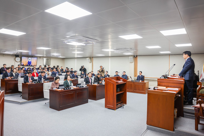 김병기 의장이 제299회 임시회 개회를 선언하고 있다. /영주시의회