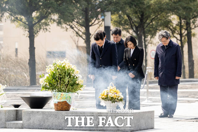 김대중 전 대통령 묘소에 참배하는 정원오 더불어민주당 서울시장 예비후보.