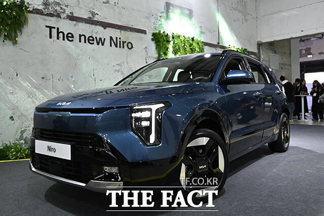 기아가 9일 오전 서울 마포구 레이어스튜디오11에서 개최한 더 뉴 니로 미디어데이에서 해당 차량이 공개되고 있다. /송호영 기자